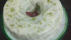 Bolo de limão feito com gelatina