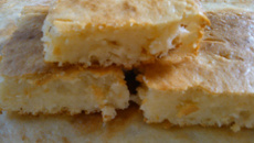 Bolo de mandioca cozida com queijo