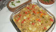 Carne moída com quiabo e legumes