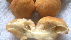 Bolinho de pizza 4 queijos do Marcelo