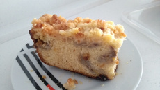 Banana no cuque com calda e farofa crocante