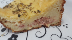 Bolo cremoso de calabresa e queijo