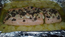Salmão no forno ao molho de alcaparras e champignon