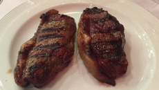 Bife de chorizo (argentino) grelhado com folhas verdes