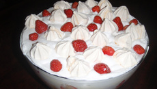 Merengue de morangos e pêssegos cremoso
