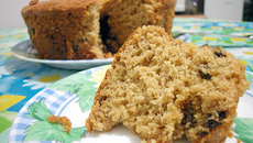 Bolo de mel com ameixas