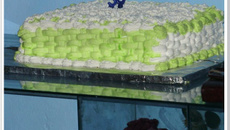 Bolo de aniversário de coco com ameixa