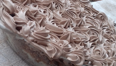 Bolo de travessa com recheio de leite ninho