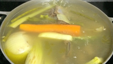 Brodo italiano para risotos e outros pratos