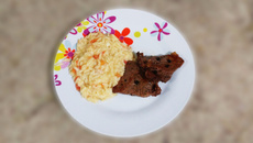 Risoni de laranja, mussarela de búfala, rúcula e tomate