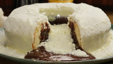 Bolo vulcão de leite em pó com creme de avelã