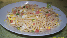 Macarrão com ovos cozidos