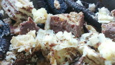 Pavê de biscoito waffer com cobertura de chocolate