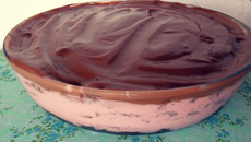 Bolo de chocolate com danone na travessa