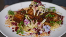 Barriga de porco com cuscuz marroquino, vegetais, molho e pururuca