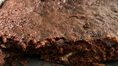 Bolo de chocolate, banana e mel