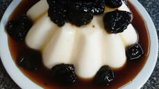 Manjar branco com calda de ameixas pretas