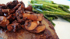 Medalhão com cogumelos Portobello e vinho