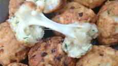 Bolinho de arroz recheado com queijo