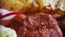 Steak com batatas rústicas