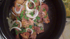 Galinha garnizé caipira na cebola