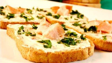 Torradas com Peito de Peru, Cream Cheese e Ervas