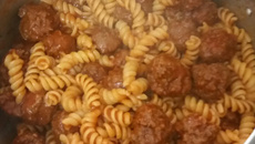 Macarrão com almôndegas