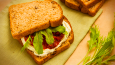 Sanduíche integral com tomates assados