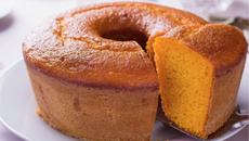 Bolo de cenoura cremoso com flocão de milho