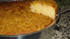 Cuca de baunilha com farofinha de coco e canela