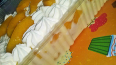 Pavê de pêssego com creme de confeiteiro e bolacha champagne