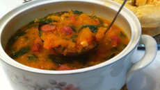 Sopa cremosa de abóbora com calabresa e escarola