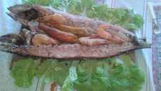 Peixe grelhado com camarão