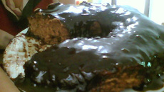 Bolo de chocolate sem ovos com calda