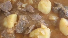 Acém com batata ao molho de tomate