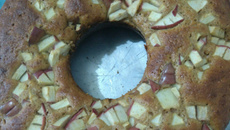 Bolo de iogurte de mel com maçã e canela