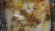 Posta de cação empanado com creme de cebola