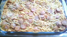 Macarronada com creme de leite e salsicha