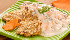 Filé de peixe assado com molho de cenoura e passas