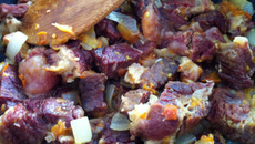 Carne seca acebolada com tomate