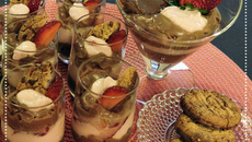 Cookie com creme de iogurte de chocolate