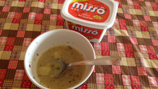 Sopa de missô com cebola e batata