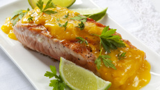 Filé de Peixe ao Molho de Pimenta Vermelha e Laranja