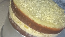 Bolo de abacaxi com cobertura de leite condensado