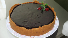 Torta de cream cheese com geleia de jabuticaba