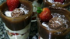 Brigadeiro com morango e creme