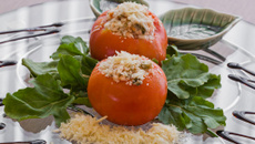 Tomates recheados com queijo colonial, molho branco especial, calabresa e milho verde