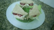 Sanduíche de pasta de ricota e salaminho