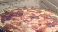 Pavê de biscoitos com calda de banana