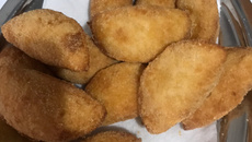 Risoles de frango com creme de milho e catupiri